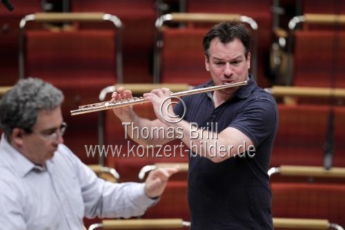 Schweizer Flötist Emmanuel Pahud gastiert mit dem  Gürzenich-Orchester Köln unter der Leitung des italienischen Dirigenten Carlo Rizzi in der Philharmonie Köln (&copy; Thomas Brill)