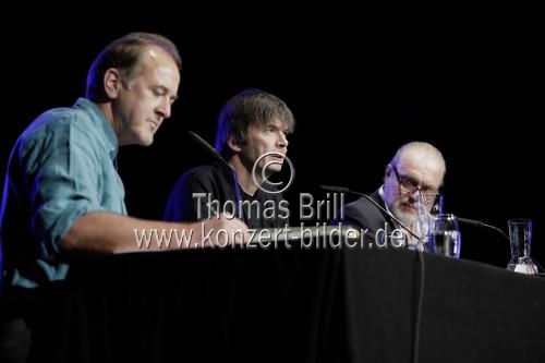 Der deutsche Schauspieler Jan-Gregor Kremp und der schottische Krimi-Autor Ian Rankin stellen Rankins neuen Krimi 