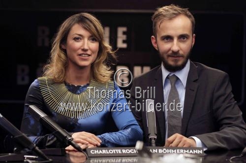 Bestsellerautorin Charlotte Roche und Moderator Jan Böhmermann bei der zweiten Staffel der ZDF-Talkshow 