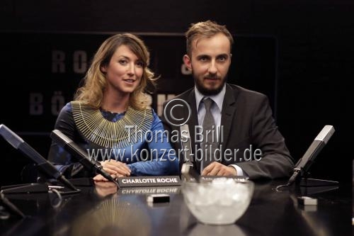 Bestsellerautorin Charlotte Roche und Moderator Jan Böhmermann bei der zweiten Staffel der ZDF-Talkshow 