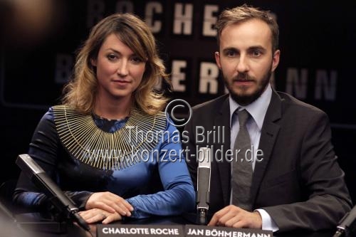 Bestsellerautorin Charlotte Roche und Moderator Jan Böhmermann bei der zweiten Staffel der ZDF-Talkshow 