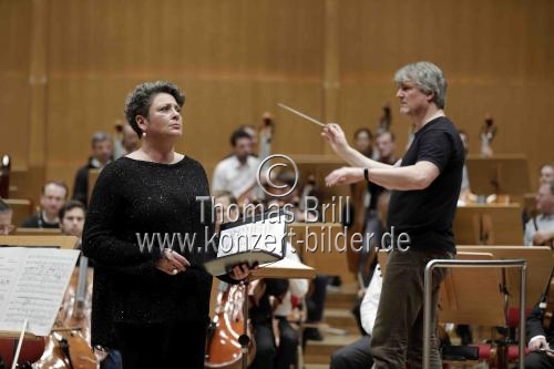 Deutsche Sängerin Gerhild Romberger gastiert in Begleitung der Wiener Philharmoniker unter der Leitung des deutschen Dirigenten Ingo Metzmacher in der Philharmonie Köln (&copy; Thomas Brill)