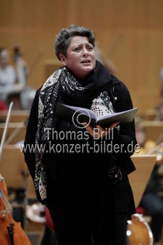 Deutsche Sängerin Gerhild Romberger gastiert in Begleitung des Budapest Festival Orchestra unter der Leitung des ungarischen Dirigenten Iván Fischer in der Philharmonie Köln (&copy; Thomas Brill)