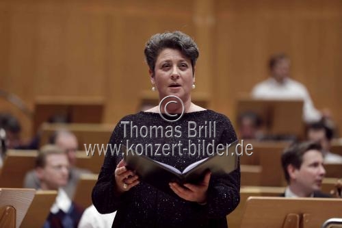 Deutsche Sängerin Gerhild Romberger gastiert in Begleitung der Wiener Philharmoniker unter der Leitung des deutschen Dirigenten Ingo Metzmacher in der Philharmonie Köln (&copy; Thomas Brill)