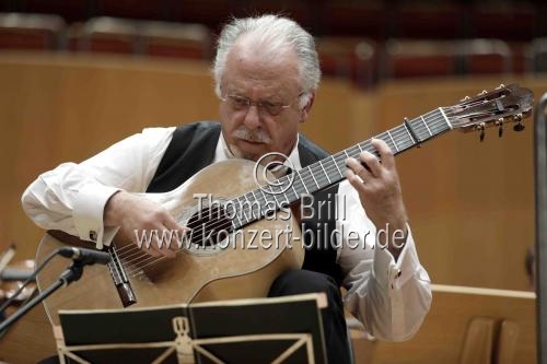 Spanischer Gitarrist Pepe Romero gastiert in Begleitung der Münchner Symphoniker unter der Leitung des deutschen Dirigenten Enrico Delamboye in der Philharmonie Köln (&copy; Thomas Brill)