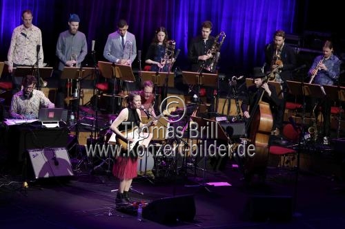Bettina Böttinger, Caroline Peters, Charly Hübner und die Monika Roscher Bigband gastieren bei der lit.COLOGNE Gala in der Kölner Philharmonie (&copy; Thomas Brill)