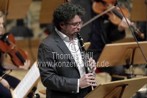 Britische Dirigent Stefan Asbury leitet das Ensemble Musikfabrik und das Concerto Köln in Begleitung des britischen Klarinettisten Carl Rosman beim Abschlusskonzert des Festival ACHT BRÜCKEN/Musik für Köln in der Philharmonie Köln (&copy; Thomas Brill)