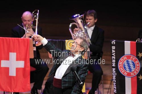 Schottische Dirigent Bob Ross leitet die Blechbläser der Münchener Philharmoniker bei ihrem 