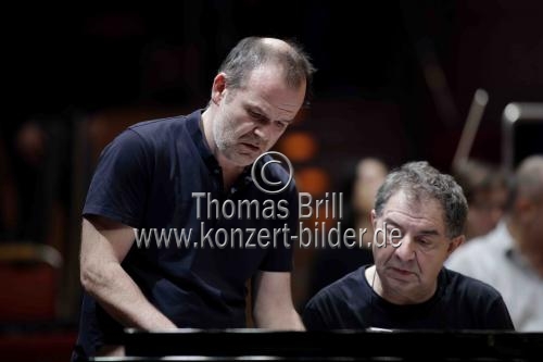 Französische Pianist Jean-François Heisser gastiert in Begleitung das Gürzenich-Orchester Köln unter der Leitung des französischen Dirigenten François-Xavier Roth in der Kölner Philharmonie (© Thomas Brill)