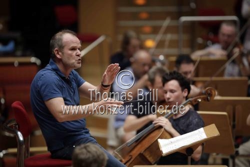 Französische Dirigenten François-Xavier Roth eröffnet mit dem Gürzenich-Orchester Köln in Begleitung des französischen Cellisten Edgar Moreau die neue Konzertsaison in der Philharmonie Köln (&copy; Thomas Brill)