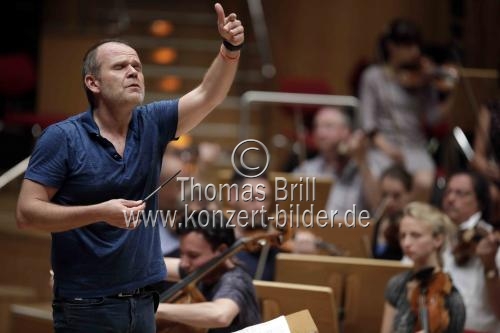 Französische Dirigenten François-Xavier Roth eröffnet mit dem Gürzenich-Orchester Köln in Begleitung des französischen Cellisten Edgar Moreau die neue Konzertsaison in der Philharmonie Köln (&copy; Thomas Brill)
