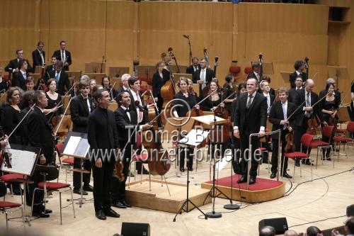Französische Dirigent François-Xavier Roth leitet das Gürzenich-Orchester Köln in Begleitung des albanischen Violinisten Tedi Papavrami und des französischen Cellisten Jean-Guihen Queyras in der Kölner Philharmonie (&copy; Thomas Brill)