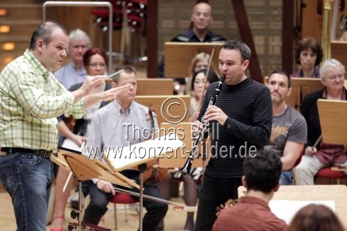 Deutsche Klarinettist Jörg Widmann gastiert in Begleitung des Gürzenich-Orchester Köln unter der Leitung des französischen Dirigenten François-Xavier Roth in der Philharmonie Köln (© Thomas Brill)