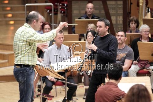 Deutsche Klarinettist Jörg Widmann gastiert in Begleitung des Gürzenich-Orchester Köln unter der Leitung des französischen Dirigenten François-Xavier Roth in der Philharmonie Köln (© Thomas Brill)
