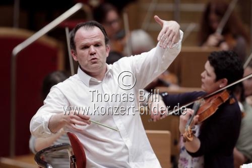 Franzsische Dirigent Franois-Xavier Roth leitet das Grzenich-Orchester Kln in Begleitung der deutschen Bratschistin Tabea Zimmermann in der Klner Philharmonie (&copy; Thomas Brill)