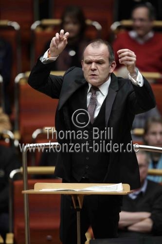 Französische Dirigent François-Xavier Roth leitet das Gürzenich-Orchester Köln in der Kölner Philharmonie (&copy; Thomas Brill)