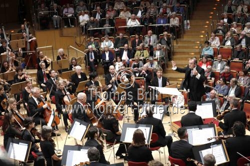 Französische Dirigent François-Xavier Roth leitet das Gürzenich-Orchester Köln in der Kölner Philharmonie (&copy; Thomas Brill)