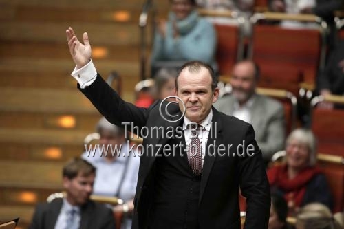 Französische Dirigent François-Xavier Roth leitet das Gürzenich-Orchester Köln in der Kölner Philharmonie (&copy; Thomas Brill)
