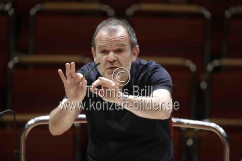 Französische Dirigent François-Xavier Roth leitet das Gürzenich-Orchester Köln in der Kölner Philharmonie (© Thomas Brill)