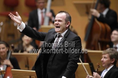 Französische Dirigent François-Xavier Roth leitet das Gürzenich-Orchester Köln in Begleitung des albanischen Violinisten Tedi Papavrami und des französischen Cellisten Jean-Guihen Queyras in der Kölner Philharmonie (&copy; Thomas Brill)