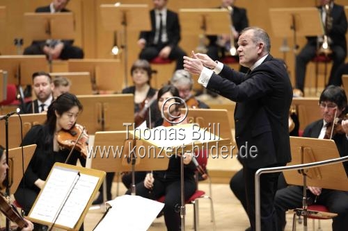 Französische Dirigent François-Xavier Roth leitet das Gürzenich-Orchester Köln in der Kölner Philharmonie (&copy; Thomas Brill)