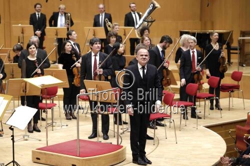 Französische Dirigent François-Xavier Roth leitet das Gürzenich-Orchester Köln in der Kölner Philharmonie (&copy; Thomas Brill)