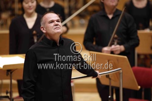 Französische Dirigent François-Xavier Roth leitet das Gürzenich-Orchester Köln in der Kölner Philharmonie (&copy; Thomas Brill)