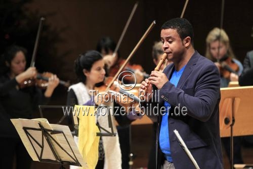 Ghanaisch-deutscher Flötist Daniel Rothert gastiert in Begleitung des Kölner Kammerorchester unter der Leitung der deutschen Violinistin Ariadne Daskalakis in der Philharmonie Köln (&copy; Thomas Brill)