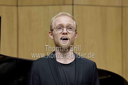 Anna Sophia Theil (Sopran), Verena Kronbichler (Mezzosopran), Valentin Ruckebier (Bass) gastieren in Begleitung des belgischen Pianisten Martin van Sas mit dem Programm „HINAN“ im Rahmen der Konzertreihe 