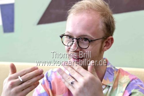 Deutsche Komponist und Musiker Valentin Ruckebier im Interview im Funkhaus Café Köln (&copy; Thomas Brill)