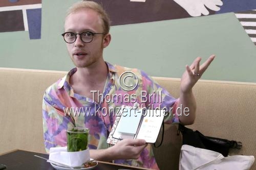 Deutsche Komponist und Musiker Valentin Ruckebier im Interview im Funkhaus Café Köln (© Thomas Brill)