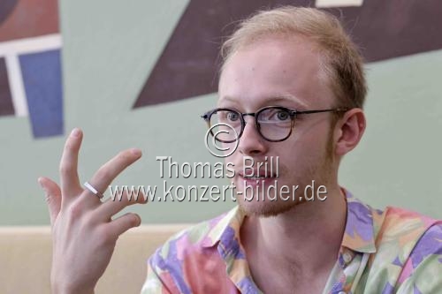 Deutsche Komponist und Musiker Valentin Ruckebier im Interview im Funkhaus Café Köln (© Thomas Brill)