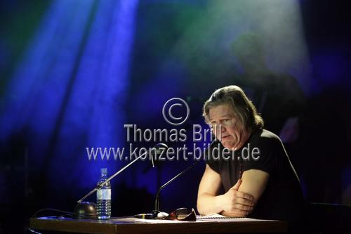 Deutsche Schauspieler Claude-Oliver Rudolph zaubert eine 