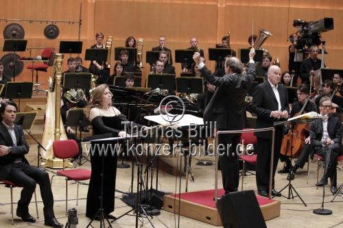 Deutsche Dirigent Peter Rundel leitet die Junge Deutsche Philharmonie im Rahmen des Festivals ACHT BRÜCKEN/Musik für Köln in der Philharmonie Köln (&copy; Thomas Brill)