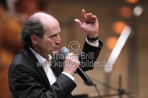 Deutsche Dirigent Peter Rundel leitet die Junge Deutsche Philharmonie im Rahmen des Festivals ACHT BRÜCKEN/Musik für Köln in der Philharmonie Köln (&copy; Thomas Brill)