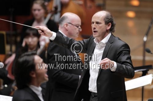 Deutsche Dirigent Peter Rundel leitet die Junge Deutsche Philharmonie im Rahmen des Festivals ACHT BRÜCKEN/Musik für Köln in der Philharmonie Köln (&copy; Thomas Brill)