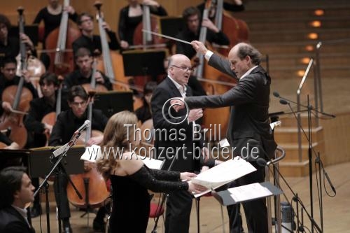 Deutsche Dirigent Peter Rundel leitet die Junge Deutsche Philharmonie im Rahmen des Festivals ACHT BRÜCKEN/Musik für Köln in der Philharmonie Köln (&copy; Thomas Brill)