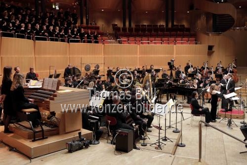 Deutsche Dirigent Peter Rundel leitet die Junge Deutsche Philharmonie im Rahmen des Festivals ACHT BRÜCKEN/Musik für Köln in der Philharmonie Köln (&copy; Thomas Brill)