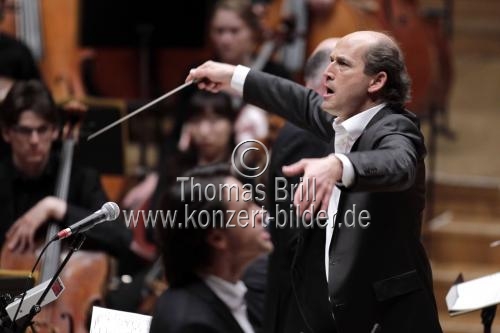 Deutsche Dirigent Peter Rundel leitet die Junge Deutsche Philharmonie im Rahmen des Festivals ACHT BRÜCKEN/Musik für Köln in der Philharmonie Köln (&copy; Thomas Brill)