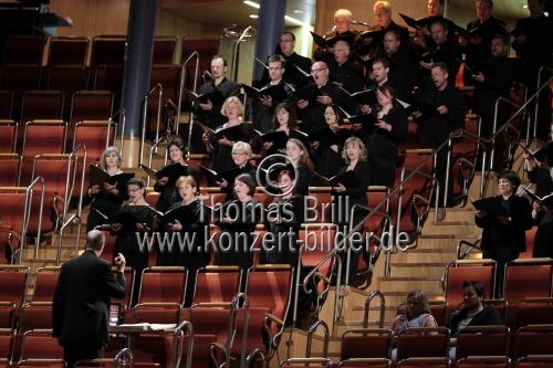 Deutsche Dirigent Peter Rundel leitet die Junge Deutsche Philharmonie im Rahmen des Festivals ACHT BRÜCKEN/Musik für Köln in der Philharmonie Köln (© Thomas Brill)