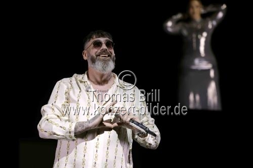 Deutsche Rapper Paul Hartmut Würdig alias Sido gastiert auf seiner 