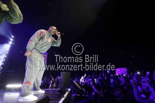 Gedenkkonzert Tribute to Xatar mit SSIO, Haftbefehl, Peter Fox, Bausa, Farid Bang, Jan Delay, Max Herre, Joy Denalane, Dardan, Jazeek, Schwesta Ewa, Eno, Kalim, Samy und Jan Böhmermann in der Lanxess Arena Köln (&copy; Thomas Brill)