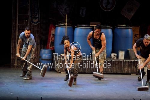 Britische Rhythmusshow STOMP gastiert vom 03. bis 15. Januar 2012 im Musical Dome Köln (© Thomas Brill)