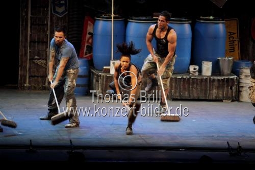 Britische Rhythmusshow STOMP gastiert vom 03. bis 15. Januar 2012 im Musical Dome Köln (&copy; Thomas Brill)