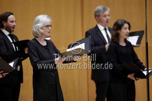 Spanische Dirigent Pablo Heras-Casado leitet das das Gürzenich-Orchester Köln in Begleitung des SWR Vokalensemble bei der Aufführung des Passionskonzert in der Kölner Philharmonie (© Thomas Brill) Spanische Dirigent Pablo Heras-Casado leitet das das Gürzenich-Orchester Köln in Begleitung des SWR Vokalensemble bei der Aufführung des Passionskonzert in der Kölner Philharmonie (© Thomas Brill)