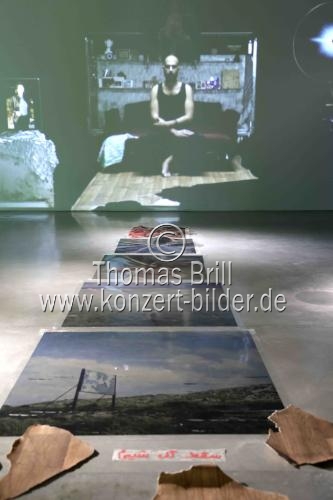Chargesheimer-Stipendiat für Medienkunst Mohammad Moe Sabbah gastiert mit seiner Ausstellung „Enchanted Islands – A Pantomime“ vom 17. Oktober bis 09. November 2025 im Glasmoog an der Kunsthochschule für Medien Köln (© Thomas Brill)