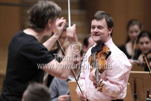 Deutsche Violinist Frank Peter Zimmermann begleitet das Symphonieorchester des Bayerischen Rundfunks unter der Leitung des finnischen Dirigenten Esa-Pekka Salonen in der Philharmonie Köln (© Thomas Brill)
