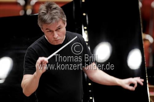 Dirigent Esa-Pekka Salonen leitet die Wiener Philharmoniker in Begleitung des US-amerikanisch-israelischen Pianisten Yefim Bronfman in der Philharmonie Köln (&copy; Thomas Brill)