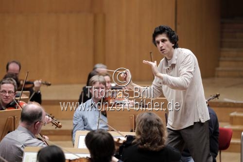 Deutsche Dirigent Michael Sanderling leitet die Dresdner Philharmonie in der Philharmonie Köln (&copy; Thomas Brill)