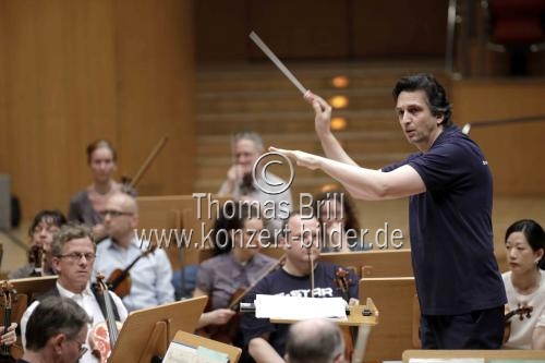 Deutsche Dirigent Michael Sanderling leitet die Dresdner Philharmonie in der Philharmonie Köln (&copy; Thomas Brill)